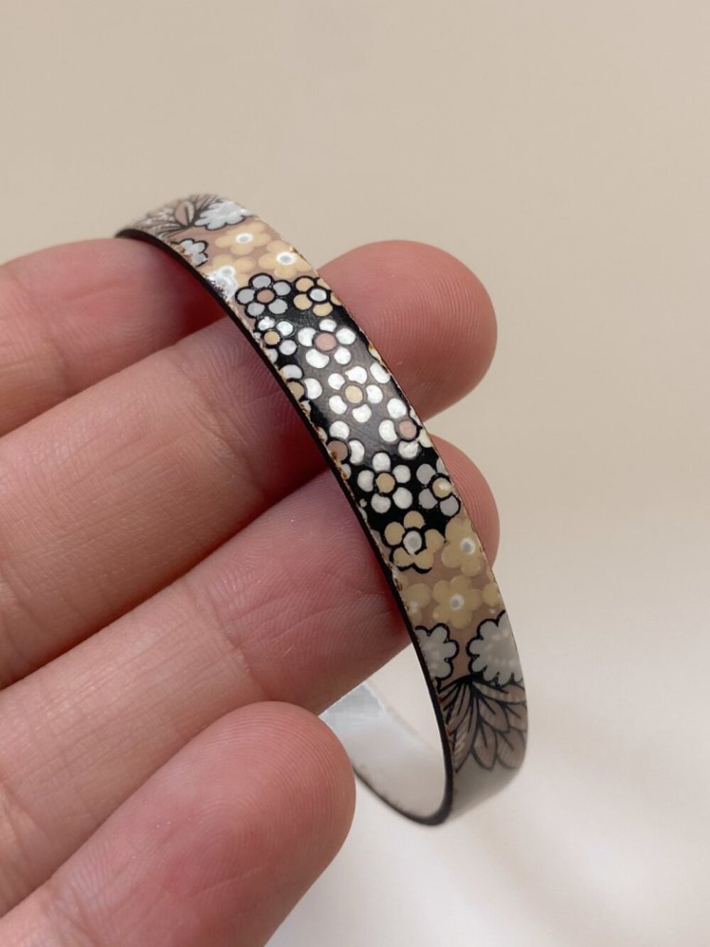 Vintage Michaela Frey Handmade Floral Cottagecore Enamel Neutral Bangle Bracelet - Picture 8 of 9
